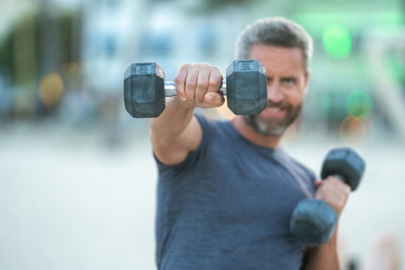 momak podiže tegove i smeje se