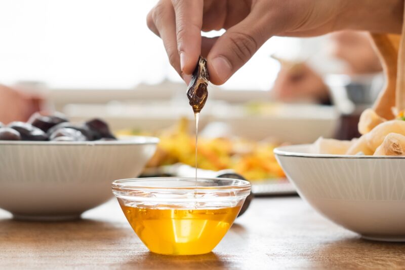 osoba umače urmu u med